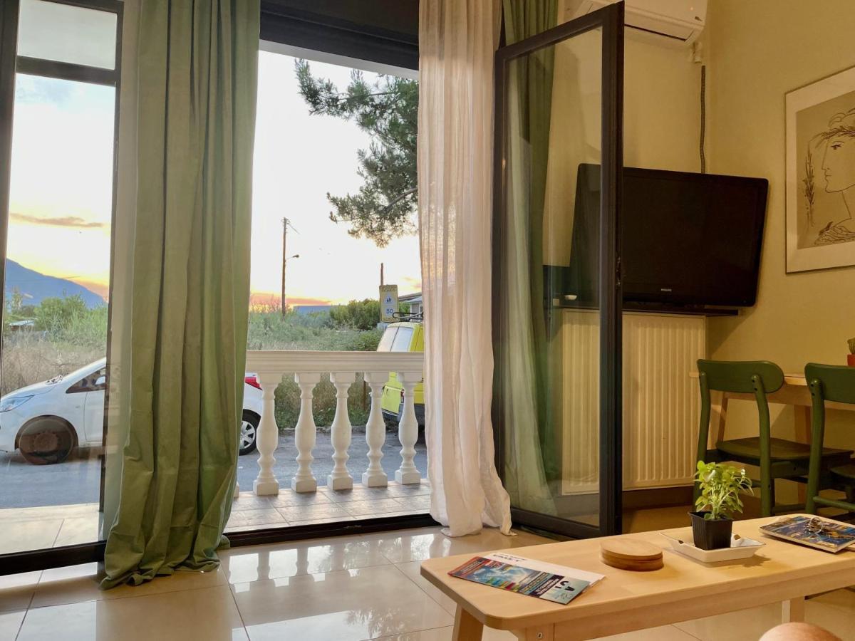 Апартаменти 100 Meters From The Sea Ксилокастрон Екстер'єр фото